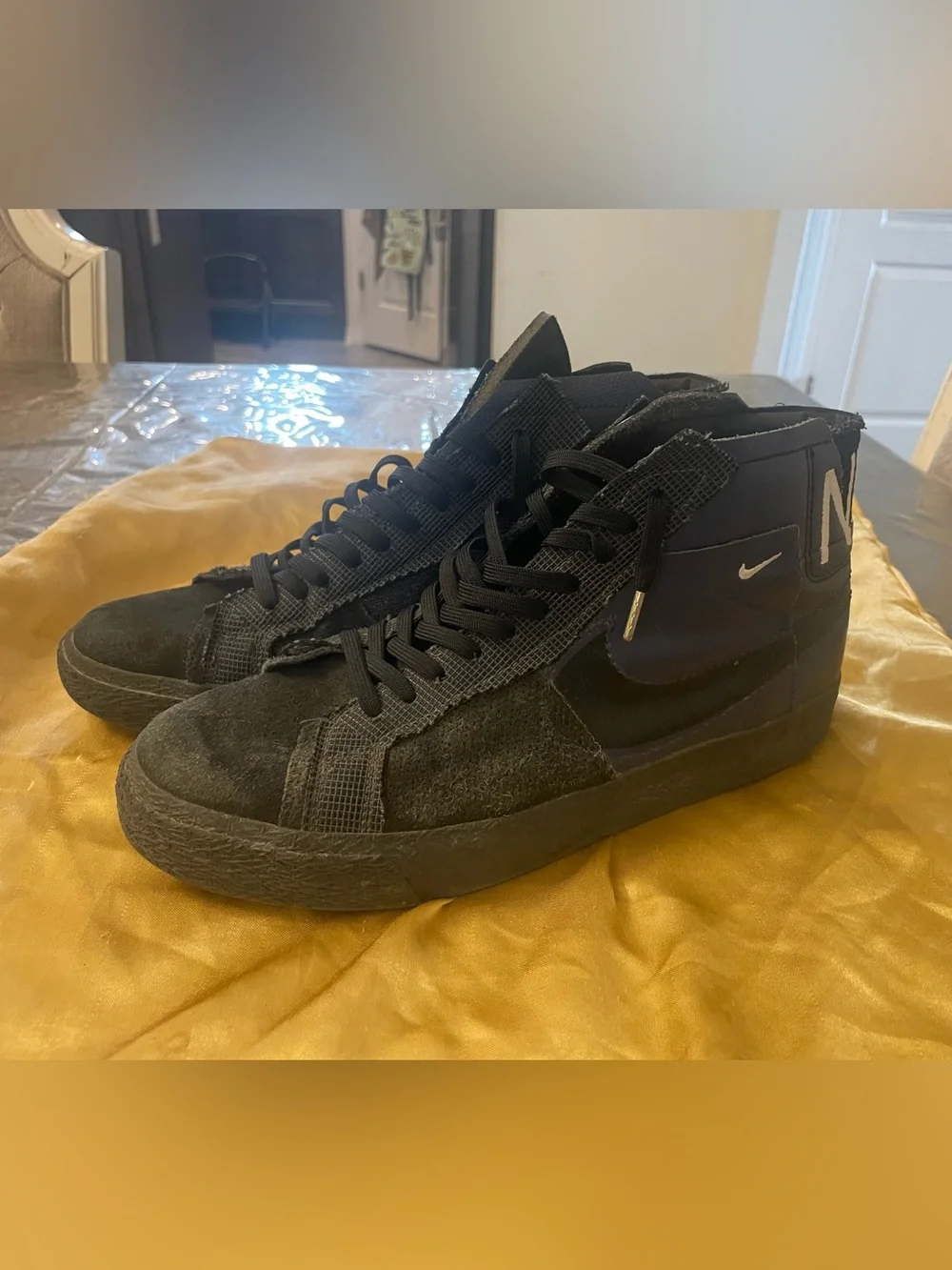 Nike Men’s Black High-Top Sneakers with Subtle Navy Panels size 8 Blazers